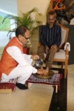 MP News: CM Shivraj washes the feet of the victim of urination… see VIDEO