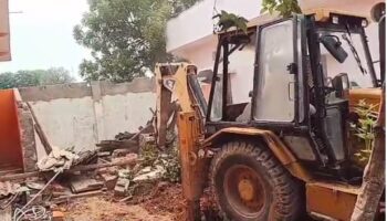 Sidhi Case Update: Zamindoji became the house of 'wee leader' ... 'Mama' fired bulldozer see VIDEO