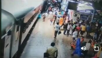 Railway Appeal: Never do this… While getting down from the moving train, the woman had fallen on the track again…? WATCH AWESOME VIDEO