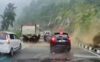 Landslide: Heart-wrenching landslide… Huge rock fell from the mountain… Took the cars parked on the road… 2 died on the spot… VIDEO
