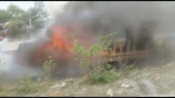 Train Accident: 3 bogies of the train were burnt to ashes… Panic among the passengers… see VIDEO