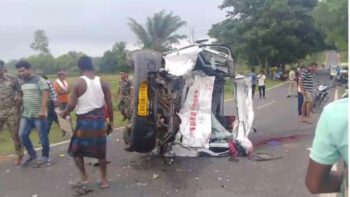 3 killed in Accident: A fierce collision between an ambulance and a truck carrying a patient, three including the patient died, 1 in critical condition