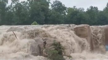Waterfall Disaster: Big news came in front...!Water level of waterfall increased...VIDEO stuck in fast flow