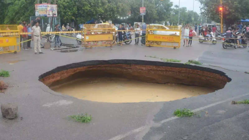 Delhi Rain: This picture is a sunken road of Delhi...see the 15 meter wide crater caused by torrential rains