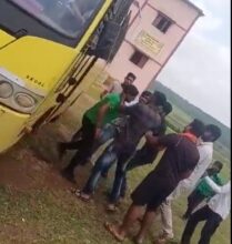 Live Video: On molesting the student, the family members took the student off the school bus and beat him with sticks, on the viral VIDEO, the police took action on both sides, SP said…