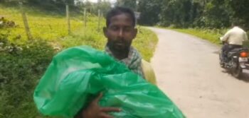 Father's helplessness: Father's helplessness…Vehicle not found for PM…With tearful eyes reached the hospital with dead body on bike…watch VIDEO