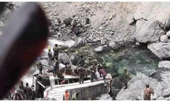 Military Vehicle : Sad news...! Indian army vehicle fell into the ditch... 9 soldiers martyred
