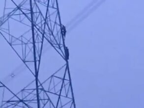 Extramarital Affair: Angry married girlfriend climbed on the high tension tower... Lover also reached behind... Then see what happened...?