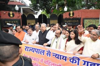 Law & Order: BJP stalwarts reach Raj Bhavan with banners demanding justice...VIDEO
