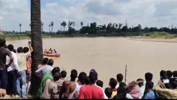 Big Accident: Tragic accident...! There is a fear of many people drowning due to the boat capsizing...crowd of family members gathered on the river bank...searching for their loved ones...see VIDEO