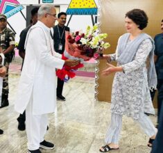 Priyanka Gandhi: Priyanka Gandhi reached Raipur...CM Baghel, Deputy CM gave grand welcome at Mana Airport...see VIDEO