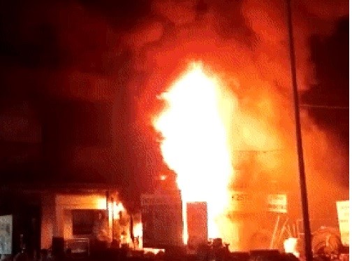 FIRE BREAKING: Big news...! Tire warehouse burnt to ashes in a moment...many shops including hospital were affected...see horrifying VIDEO