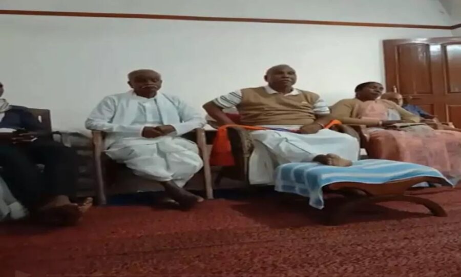 BJP's Infighting: BJP's infighting came to the fore in Jashpur...! The former minister expressed his pain while crying...before this the daughter of the late MLA also made allegations...see VIDEO