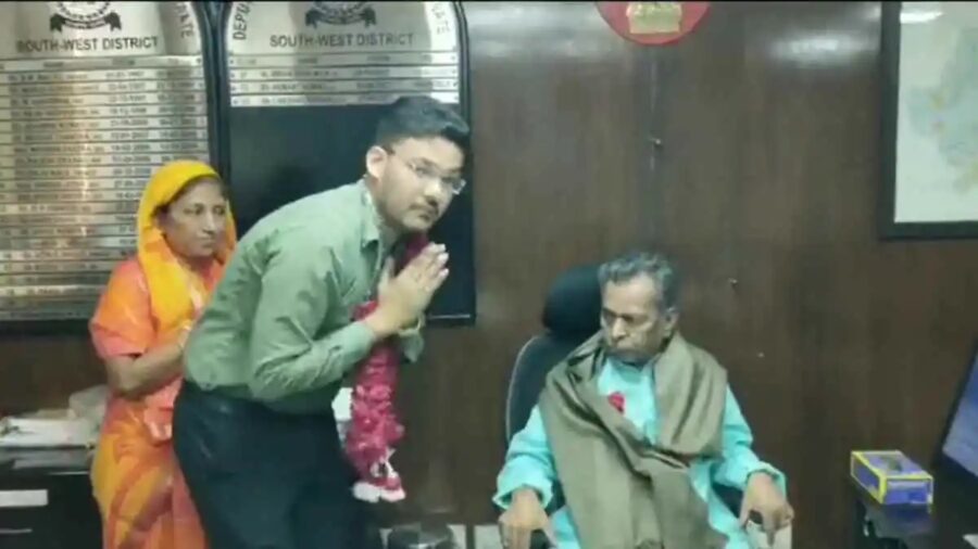 IAS Officer Video Viral: This IAS bowed to the feet of the government office while handing over the chair to the priest...watch what happened after the VIDEO surfaced