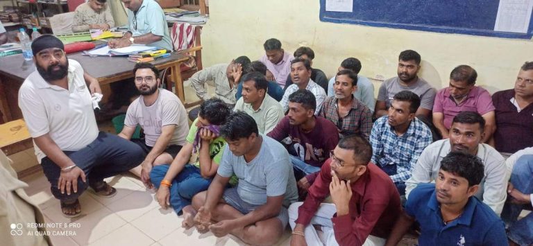 Raid on Gambling: Gambling was going on in BJP leader's house...Police arrived suddenly...Many stalwarts of political parties came under target...More than Rs 10 lakh cash seized...See sensational VIDEO