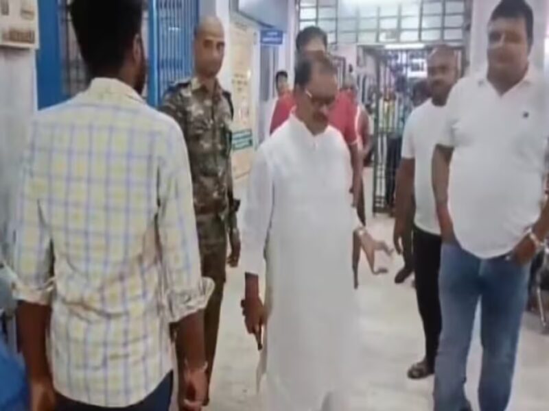 Pistol in MLA's Hand: When MLA reached the hospital with a pistol in his hand...! Said- If there is a weapon then what is the point of hiding it...watch VIDEO