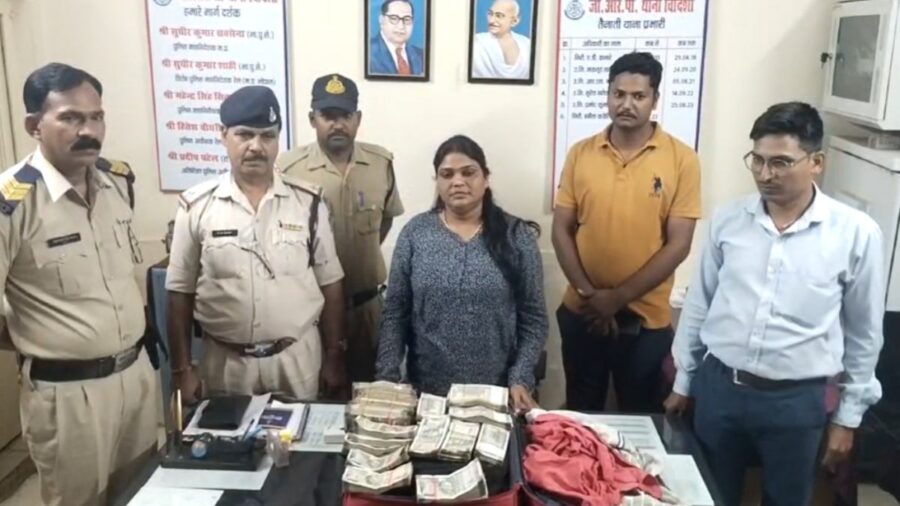 Cash Recovered: GRP caught Rs 14 lakh in cash at the railway station...the person was carrying it in a suitcase.