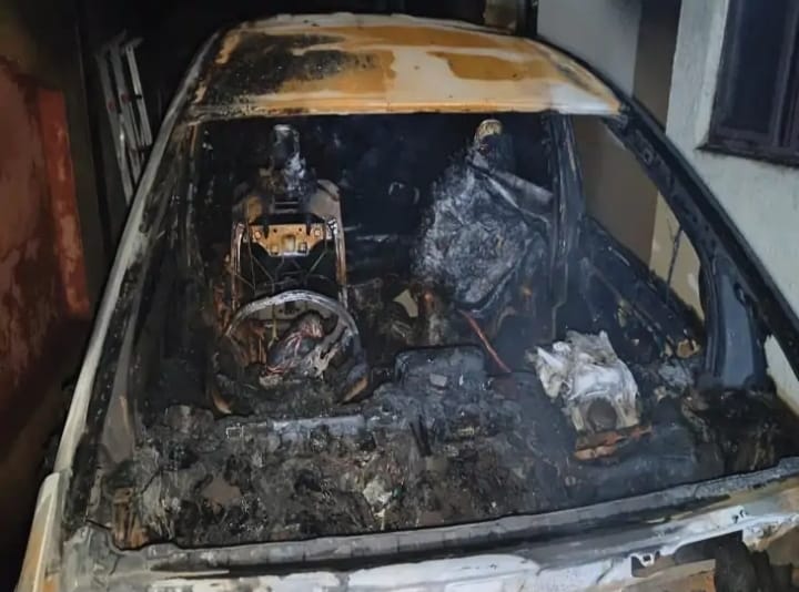 Officers Colony: Big news...! Fire broke out in a car parked in the bungalow of IAS Sudhakar Khalkho...see photos.