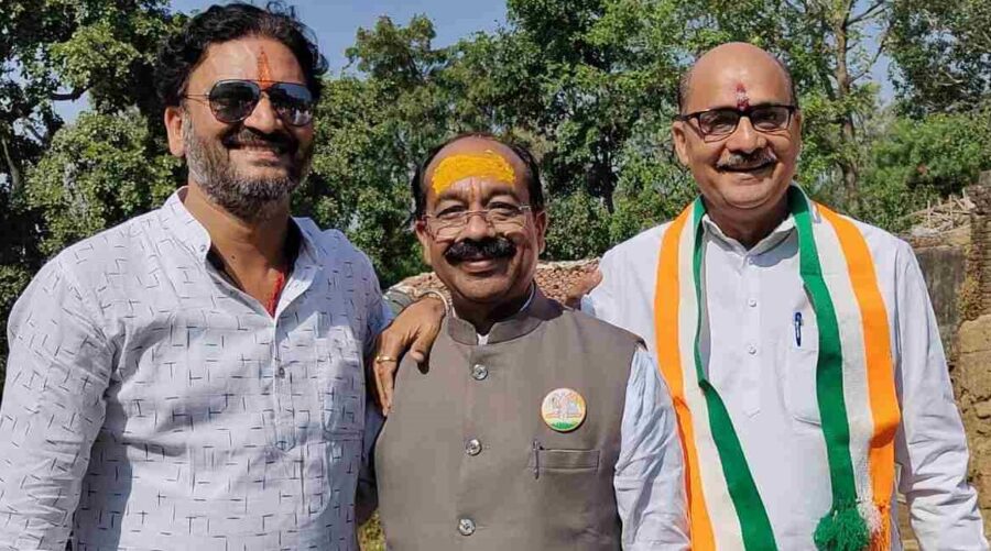 Pictures of CG Elections: This nice picture of Chhattisgarh elections...! When all three opponents were captured on camera together...watch VIDEO
