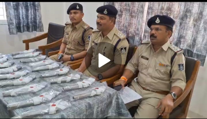 BIG Weapons: Big cache of weapons...17 country made pistols recovered from interstate smuggler...! Surprised to see VIDEO