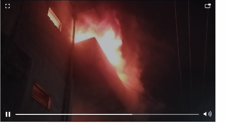 Fire Breaking: Big accident in the fort on Diwali night...! Huge fire broke out in sports shop...see back to back VIDEO