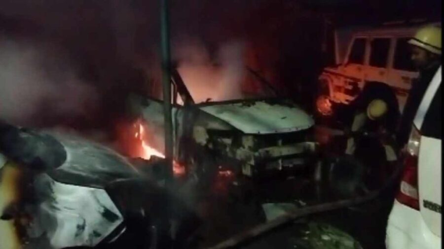 Diwali Fest Fire: Big news from Korba...! A massive fire broke out in the service center of the showroom...everything was burnt to ashes, see VIDEO