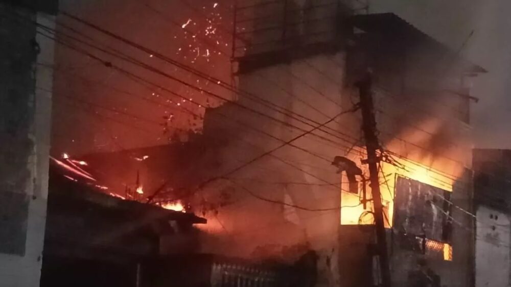Gas Cylinder Blast: 17 cylinders blast simultaneously...! People jumped and fell 60 feet away from inside the house...watch the horror in VIDEO