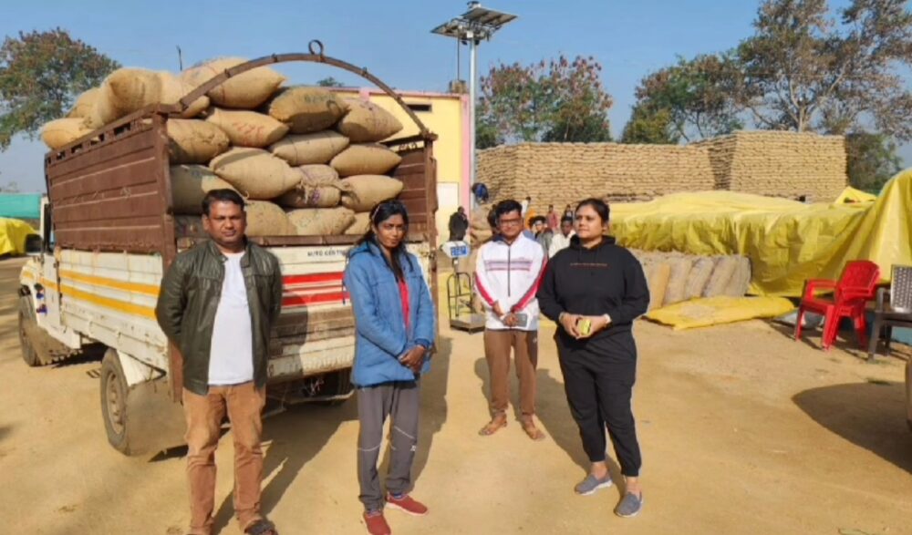 530 sacks of paddy seized from the house of Ex Congress MLA...! Listen to what the SDM who arrived to take action said - VIDEO