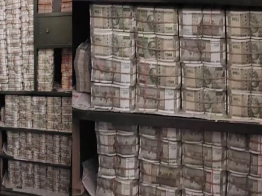 Cash Chest Breaking: Big news…! This cash was found from the hideouts of Congress leader and Rajya Sabha MP…Counting of notes is still going on.