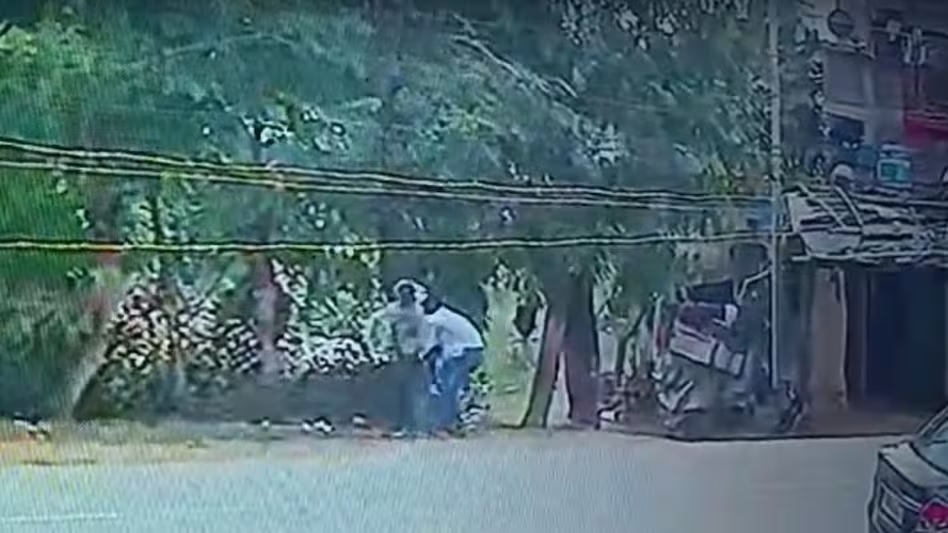 Brutal Murder: Those with weak hearts should not watch this video...! Stabbed 30 times in broad daylight...brutally murdered