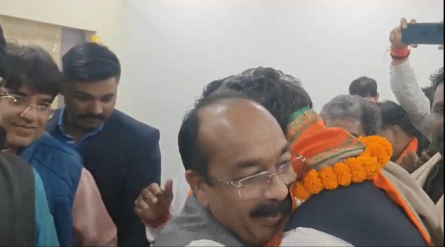 Grand Welcome: As soon as the newly appointed state president landed at the airport, the Deputy CM hugged him...watch what happened next VIDEO