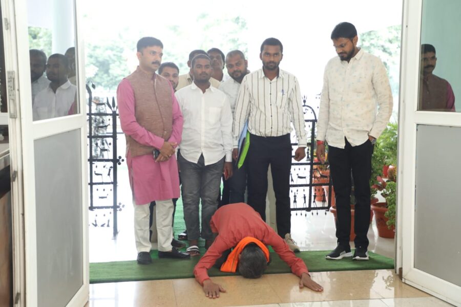 MLA in CG Assembly: 'Ishwar Sahu', an example of strong people power, reached the assembly today...knelt on the threshold and 'pranam'...see back to back VIDEO