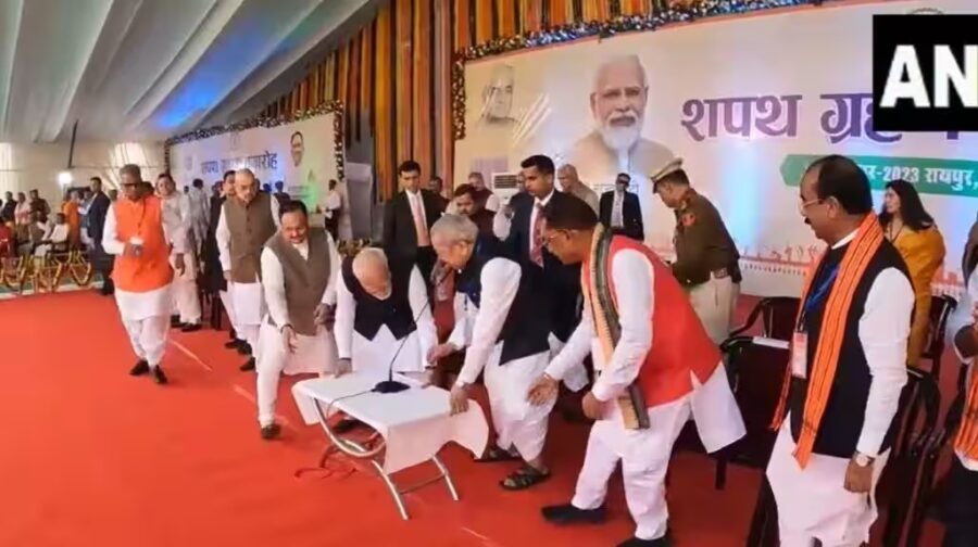 CM Oath Ceremony: During the oath taking ceremony in Chhattisgarh, when the PM started moving the table on the stage...! Watch the reaction here VIDEO