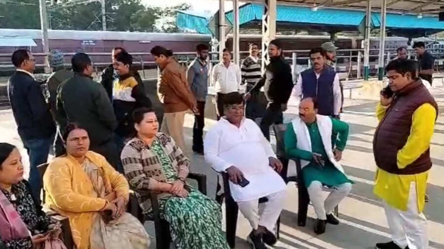 EX MLA Vinay Jaiswal and his wife Mayor arrested by Railway Police...see VIDEO
