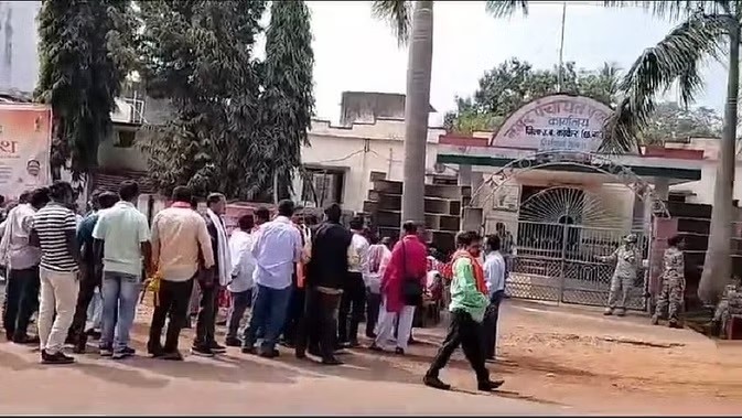 Pakhanjur Nagar Panchayat: Another 'wicket' in BJP's bag...! Changed stance after the murder of leader Aseem Rai... 11 councilors voted in the no-confidence motion against the current president.