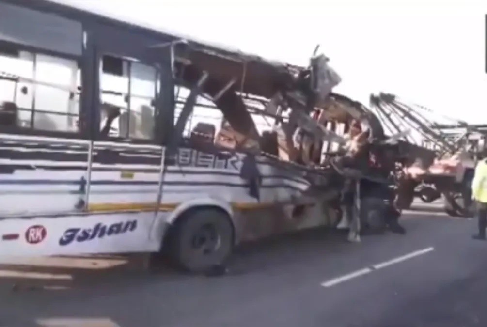 Terrible Accident: Big news...! 14 killed in bus-truck collision...were going for picnic in cold