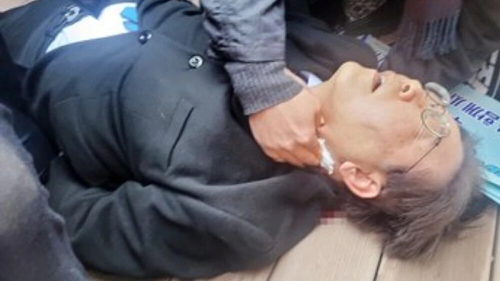 Lee Jae-Myung: The head of the opposition party was talking to the journalists...suddenly 'attacked' him on the neck with a knife...watch what happened next