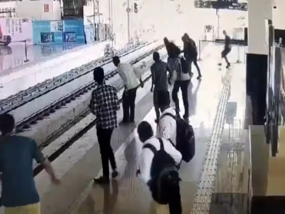 Metro Track: Breathtaking moment...! The 'child' fell on the metro platform while running...what happened after that was captured in CCTV...see VIDEO