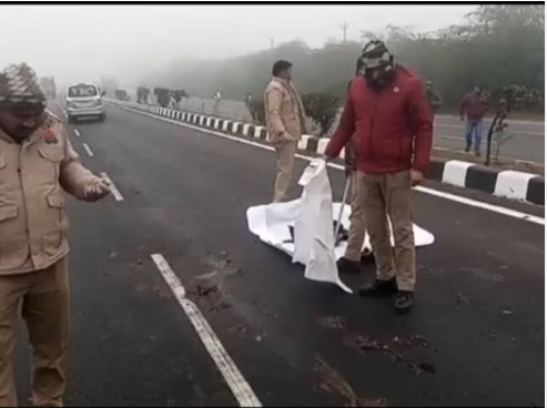 Expressway Accident: A heart-wrenching accident! A young man lying on the road after a road accident… vehicles kept trampling on him all night long… only his fingers were left clean… see