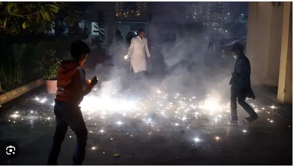 Officer Remove: Big news from Kabirdham...! After removal of CMHO, employees burst firecrackers in front of his own office... Know the whole matter