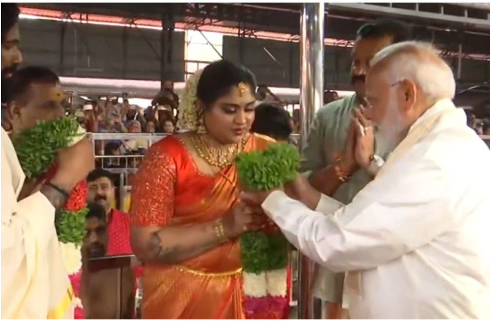 PM Modi attends Wedding: Whose wedding did PM Modi attend? Then gave garland to the bride and groom with her own hands... Admired the style...see pictures