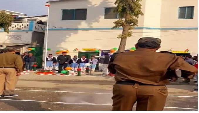 Flag Hoisting at Sugar Mill: Big news...! The officer injured in the sudden firing did not interrupt the 'National Anthem'...watch VIDEO goes viral