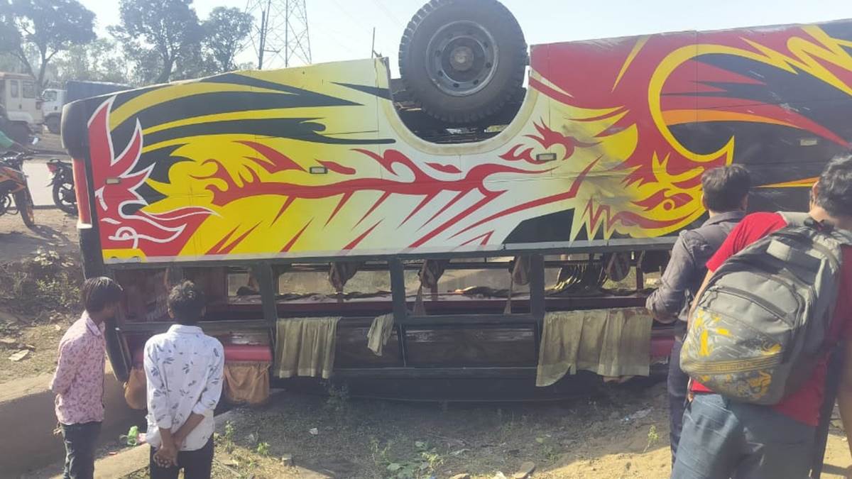 Raipur Bus Accident: An uncontrolled bus filled with wedding guests overturned in Raipur, many injured, the accident happened at 3 o'clock in the night.