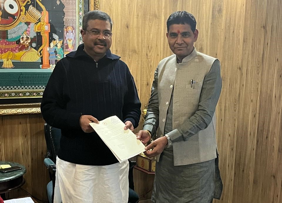 Revenue Minister: Revenue Minister Tankram Verma met Union Minister Pradhan in New Delhi...Requested to get Kendriya Vidyalaya approved in Balodabazar.