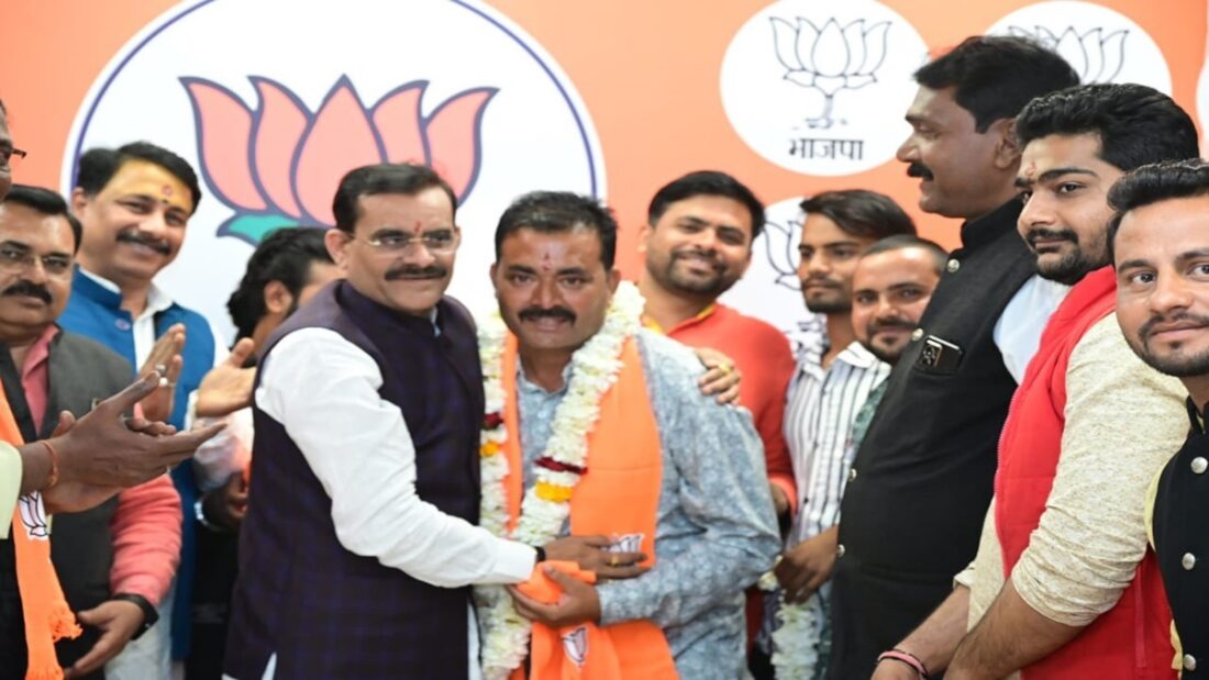 Lok Sabha Elections: Congress gets a shock again... 21 district members join BJP