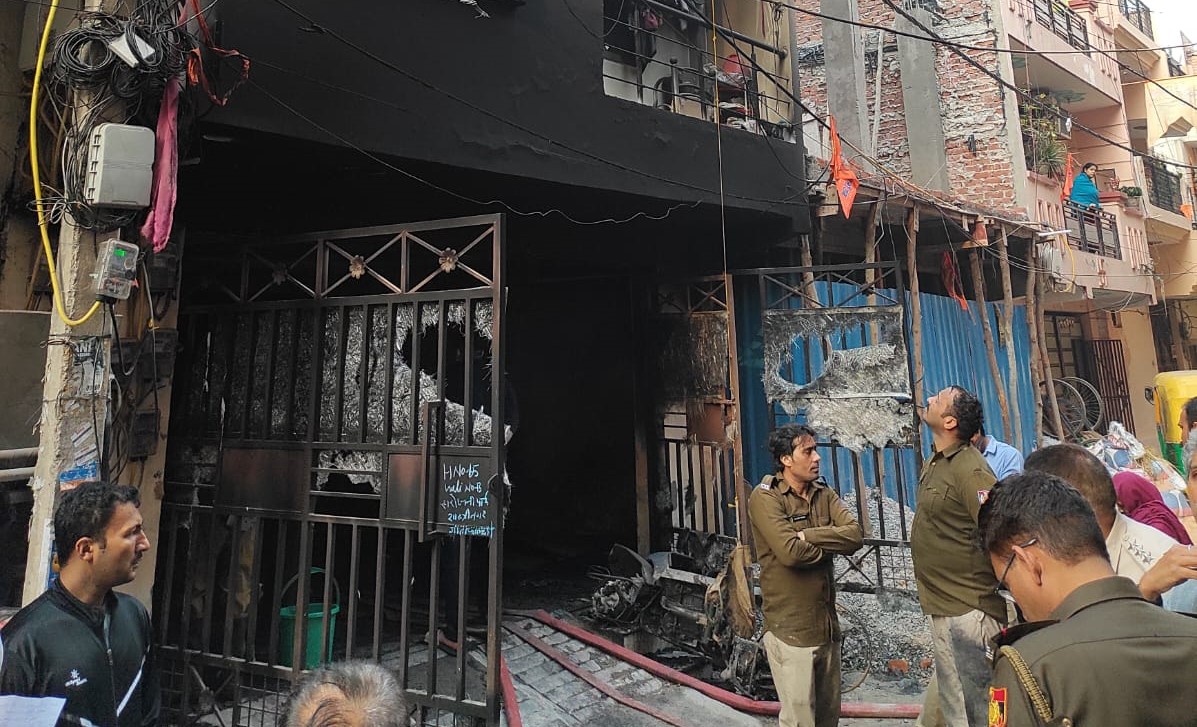 Big Fire Breaking: A massive fire broke out in a four-storey house in Shastri Nagar… 4 people including 2 children burnt alive; Many vehicles burnt to ashes...watch horrifying VIDEO