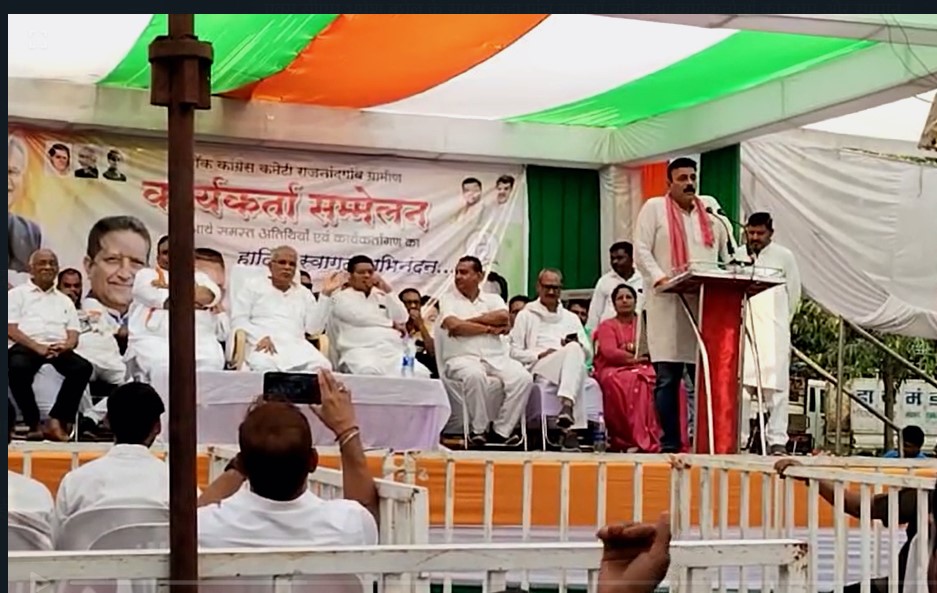 In front of EX CM Bhupesh Baghel, his own party leader insulted his own tenure...so much anger over his own chief...listen to VIDEO
