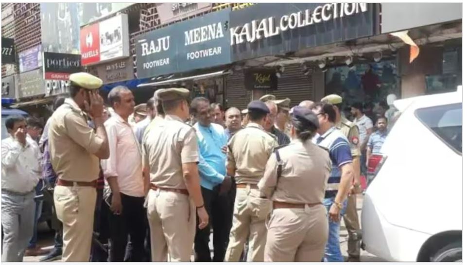 Sensational Incident: Sensational incident in Naveen Market…! When the showroom owner scolded, the boy stabbed him 11 times with a knife.