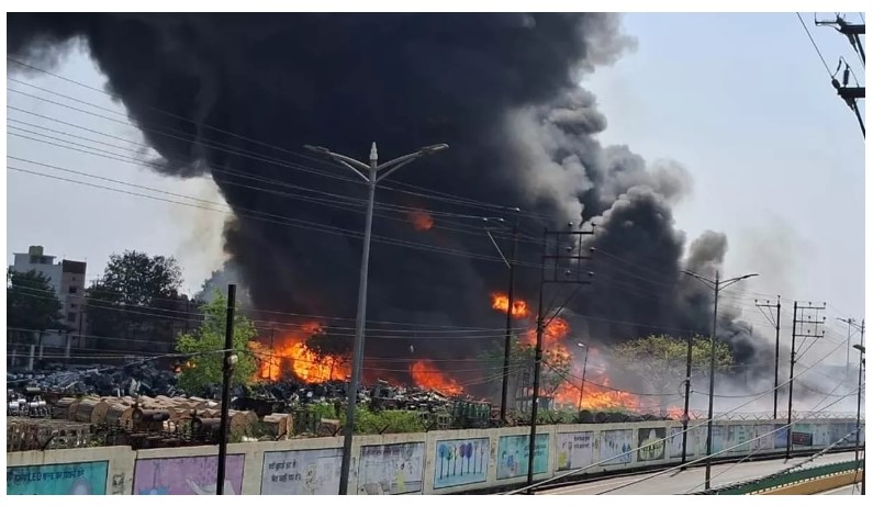 Fire in Raipur: Blasts one after the other in the transformer of Raipur...see the horror of the fire VIDEO
