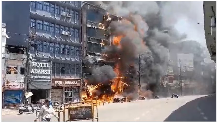 Blast in Cylinder: Huge fire in the hotel...! Six people took bath in fire... horrifying video surfaced